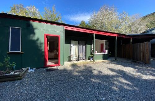 Pelorus Bridge Apartment | Riverbank Retreat
