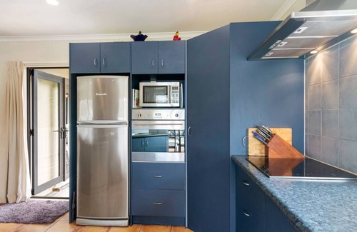Rangatira Park Cottage | Riverbank Retreat - Taupo Holiday Home