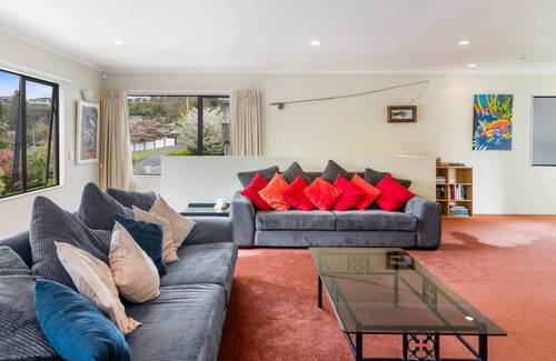 Rangatira Park Cottage | Riverbank Retreat - Taupo Holiday Home