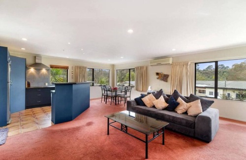 Taupo House | Riverbank Retreat - Spacious, family home near the Waikato River.
