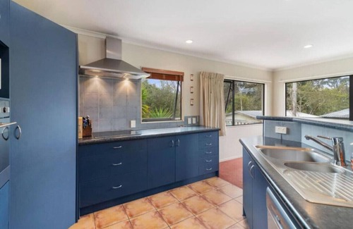 Taupo House | Riverbank Retreat - Spacious, family home near the Waikato River.