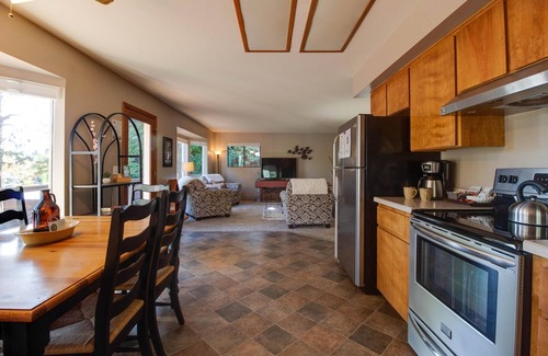 River West House | RiverBend Bungalow- RIVERFRONT with Salt Hot Tub, AC, 100+mbps Wifi, So Walkable