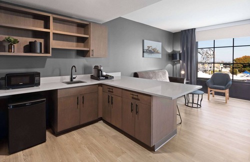 Ashtabula Hotel | Riverbend Hotel and Suites, Trademark Collection by Wyndham