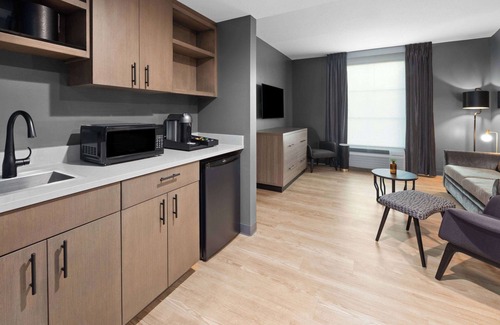 Ashtabula Hotel | Riverbend Hotel and Suites, Trademark Collection by Wyndham