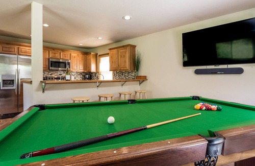 Three Rivers House | RiverBend House - near Sunriver & Mt Bachelor, community dock & pool, pool table