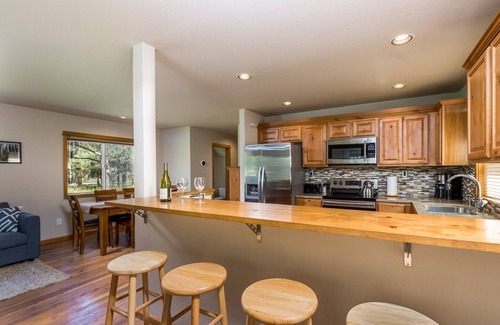 Three Rivers House | RiverBend House - near Sunriver & Mt Bachelor, community dock & pool, pool table