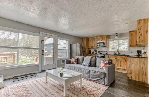 Zigzag House | Riverbend Retreat 3 - Riverfront, Hot Tub, BBQ Pet Friendly