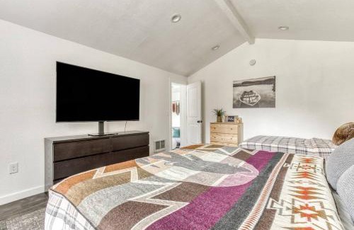 Zigzag House | Riverbend Retreat 3 - Riverfront, Hot Tub, BBQ Pet Friendly