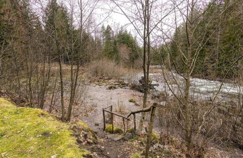 Zigzag House | Riverbend Retreat 3 - Riverfront, Hot Tub, BBQ Pet Friendly
