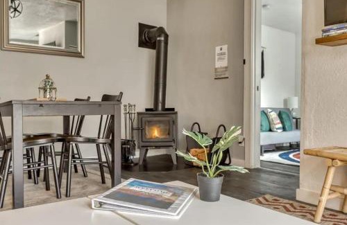 Zigzag House | Riverbend Retreat 3 - Riverfront, Hot Tub, BBQ Pet Friendly