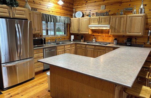South Haven Cabin | Riverbend Retreat Lodge with fireplace, hot tub, two pools & pickleball ct.