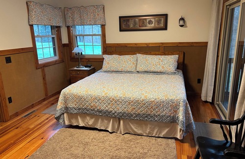 South Haven Cabin | Riverbend Retreat Lodge with fireplace, hot tub, two pools & pickleball ct.