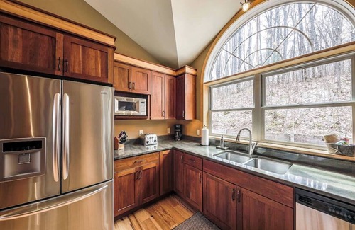 Mayfield House | Riverbend Retreat with Hot Tub