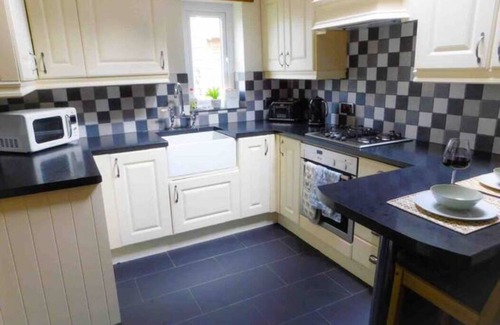 Rhuddlan House | Riverdale Cottage, Castle Views, North Wales