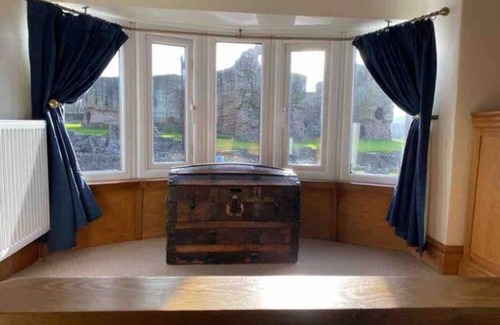 Rhuddlan House | Riverdale Cottage, Castle Views, North Wales