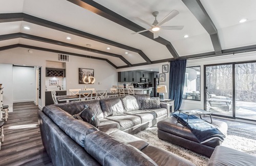 Niles House | Riveredge Retreat: Hot Tub, Kayaks, 5 Beds Near ND