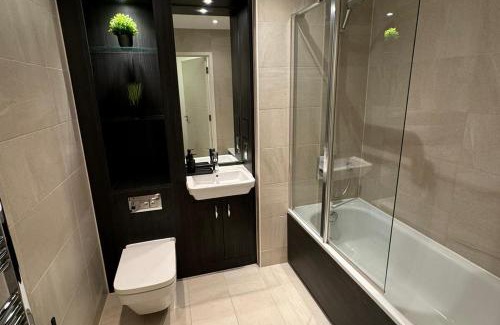 Syon Apartment | Riverfront: 2 Bed in London - Parking