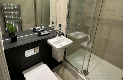 Syon Apartment | Riverfront: 2 Bed in London - Parking