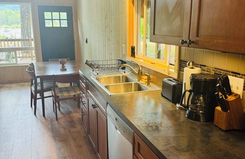 Packwood Cabin | Riverfront and mountain view cabin with WiFi in Packwood