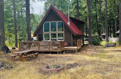 Packwood Cabin | Riverfront and mountain view cabin with WiFi in Packwood