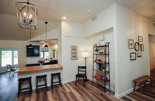 Kingsburg House | Riverfront Beauty with Pickle Ball Court