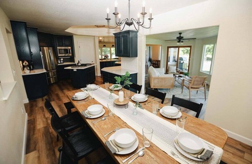 Kingsburg House | Riverfront Beauty with Pickle Ball Court