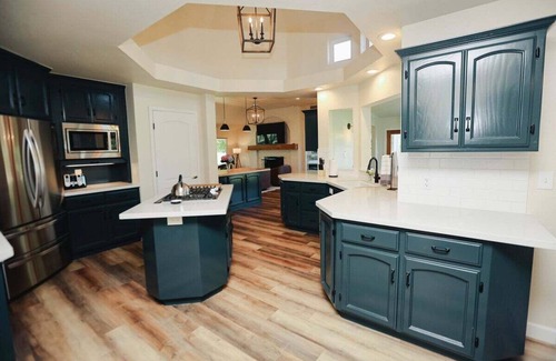 Kingsburg House | Riverfront Beauty with Pickle Ball Court