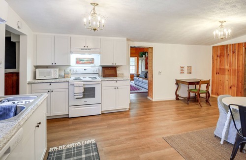 Bluff City Cabin | Riverfront Bluff City Retreat w/ Patio & Grill!
