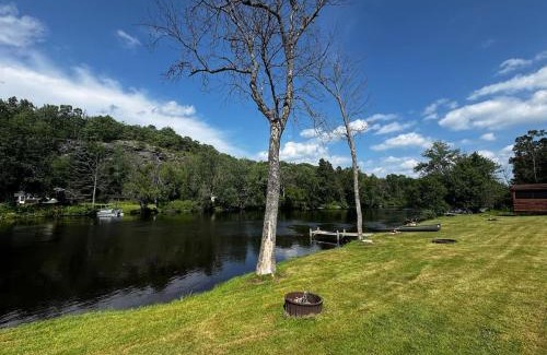Crystal Falls House | Riverfront Cabin 4