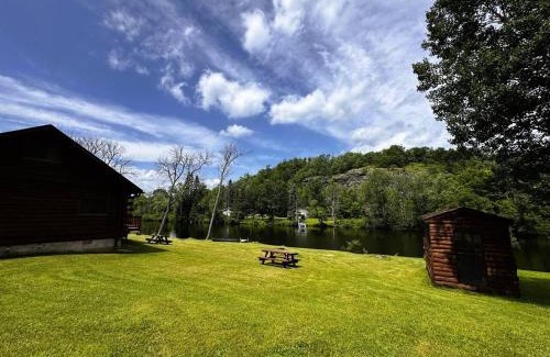 Crystal Falls House | Riverfront Cabin 9