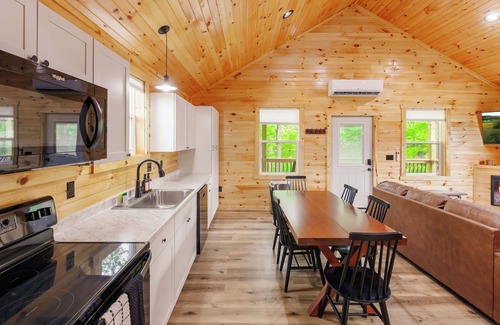 Jamestown Cabin | Riverfront Cabin~Firepit~Private Boat Ramp w/river access~Dog-Friendly!