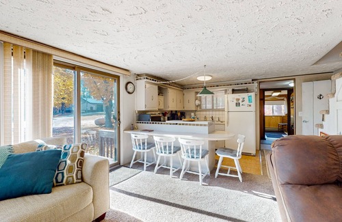 Thompsonville House | Riverfront Cabin with Stunning Views, Fire pit, Gas Grill & WIFI