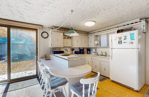 Thompsonville House | Riverfront Cabin with Stunning Views, Fire pit, Gas Grill & WIFI