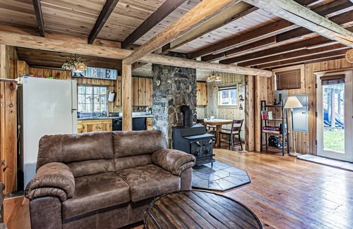 Enumclaw Cabin | Riverfront Cabin w/Hot Tub : Near Mt. Rainier Sunrise entrance