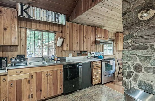 Enumclaw Cabin | Riverfront Cabin w/Hot Tub : Near Mt. Rainier Sunrise entrance