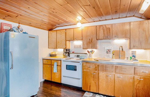 Honor House | Riverfront cabin with furnished deck, beautiful backyard, firepit & kayaks