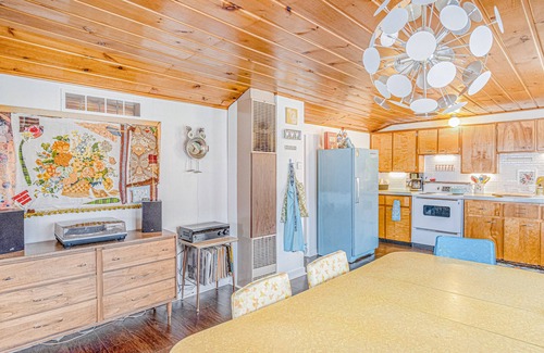 Honor House | Riverfront cabin with furnished deck, beautiful backyard, firepit & kayaks