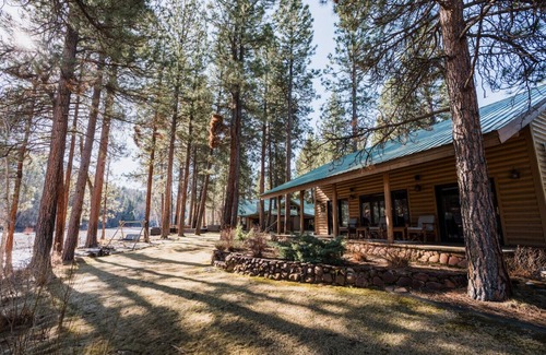 Grantsdale Cabin | Riverfront Cabin with Glamping Hut