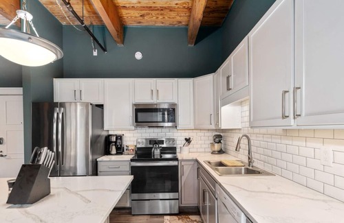 Grand Rapids Condo | Riverfront Condo for Professionals with Workspace & Prime Medical Mile Access.n