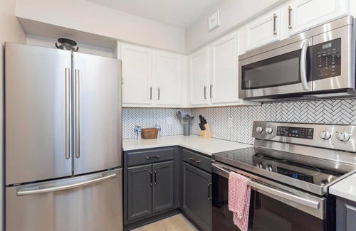 North Capitol Condo | Riverfront Condo | Walk Downtown | Pool + Parking