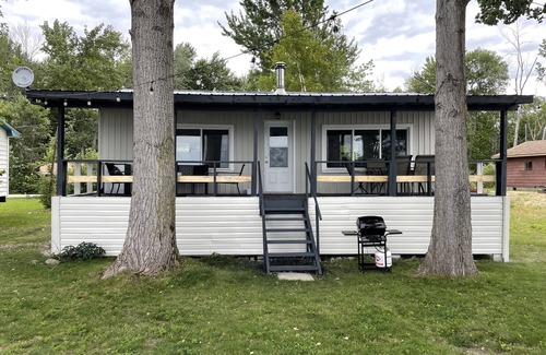 L'Isle-aux-Allumettes Cottage | Riverfront Cottage