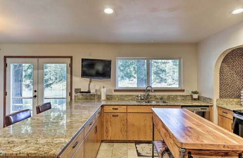 Crescent City House | Riverfront Crescent City Home, 8 Mi to Beach!