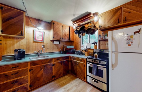 Pla-Vada Woodlands House | Riverfront dog-friendly retreat with a rustic flair & wood stove, near skiing