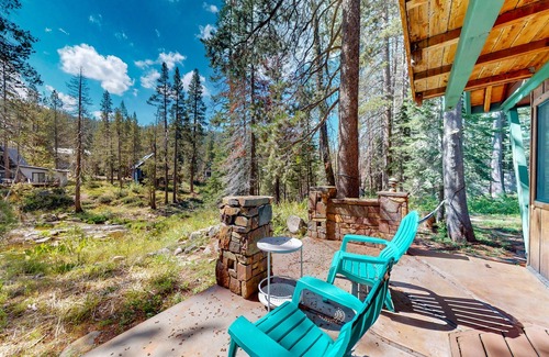 Pla-Vada Woodlands House | Riverfront dog-friendly retreat with a rustic flair & wood stove, near skiing