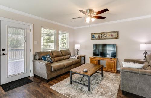 Saint Amant House | Riverfront Family Retreat with Yard in Saint Amant
