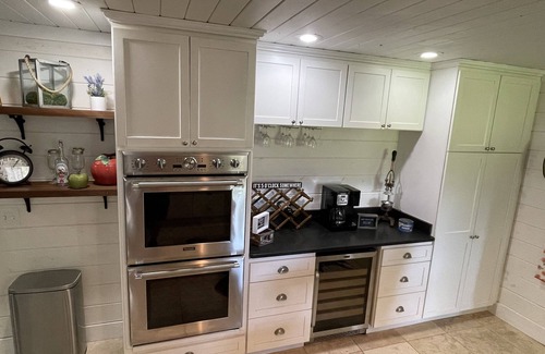 Townsend Cabin | Riverfront Farmhouse. Walking distance to awesome!