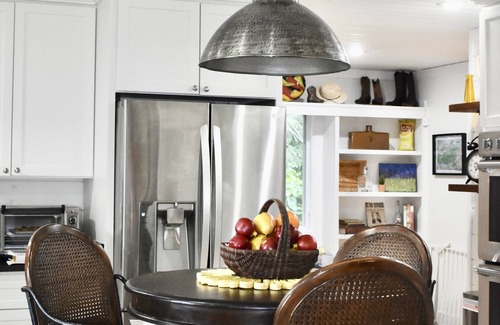 Townsend Cabin | Riverfront Farmhouse. Walking distance to awesome!