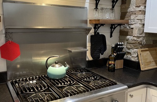 Townsend Cabin | Riverfront Farmhouse. Walking distance to awesome!