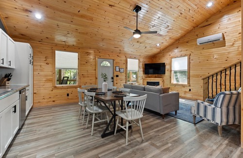 Bakerton Cabin | Riverfront~Firepit~Fishing~20 Min Lake Cumberland~Game Table