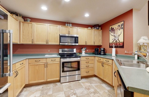 Edwards Condo | Riverfront gem with loft & stunning water views, near skiing